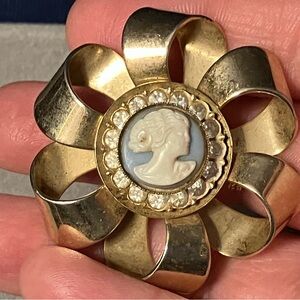 Vintage Unsigned Sarah Coventry Wedgewood Cameo Brooch Larger Size Gold Tone